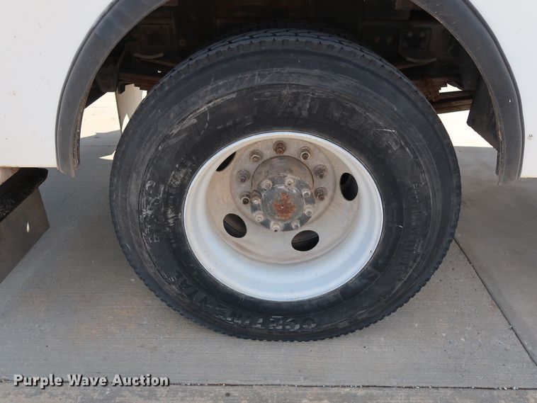 image for item DG7015 2000 GMC C7500 bucket truck