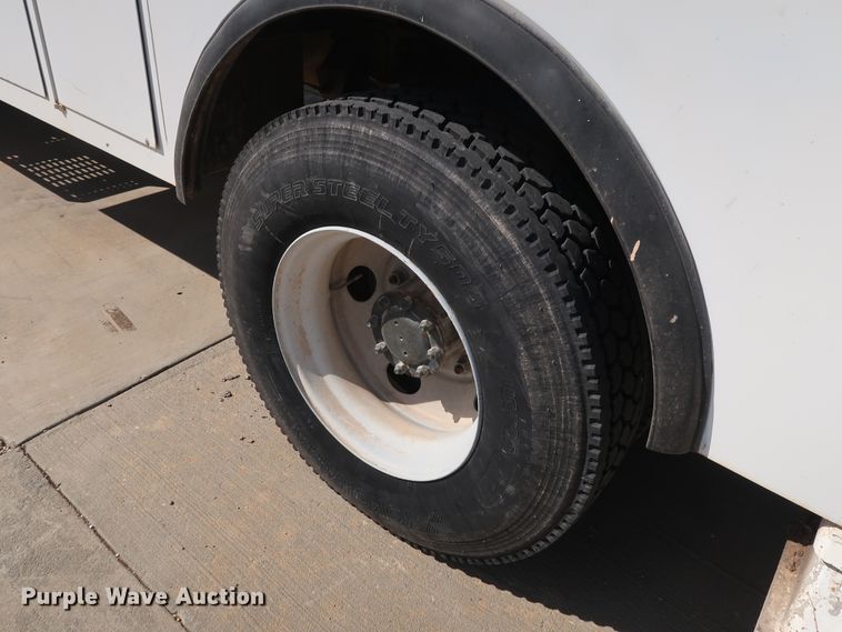 image for item DG7015 2000 GMC C7500 bucket truck