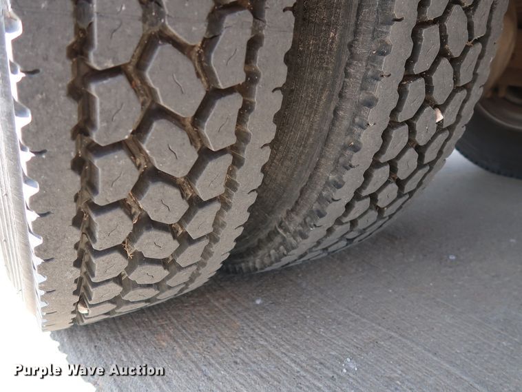 image for item DG7015 2000 GMC C7500 bucket truck