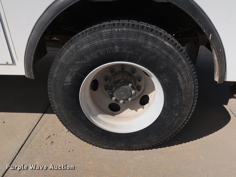 image for item DG7015 2000 GMC C7500 bucket truck