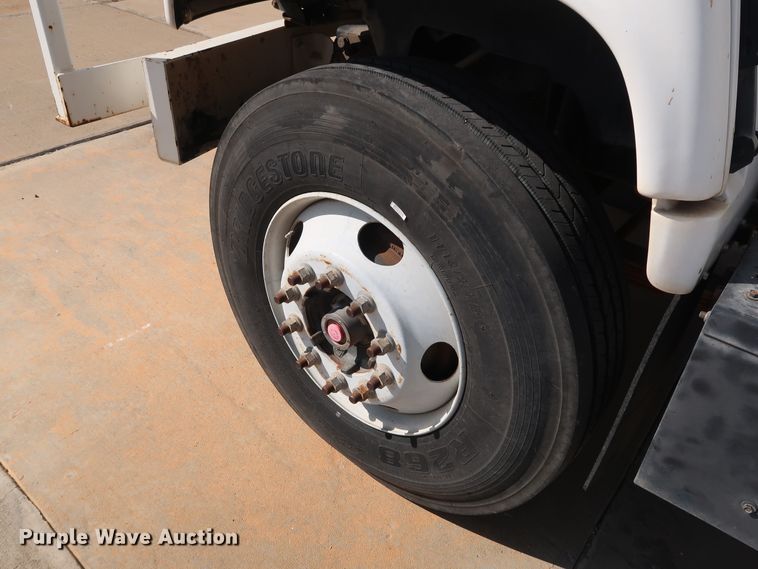 image for item DG7015 2000 GMC C7500 bucket truck