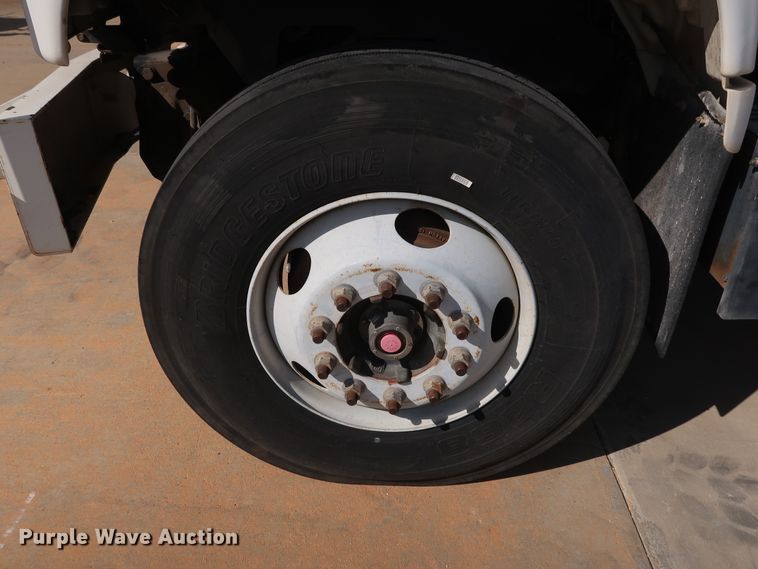 image for item DG7015 2000 GMC C7500 bucket truck