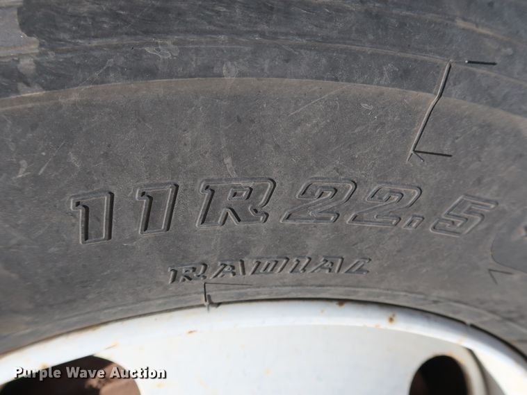 image for item DG7015 2000 GMC C7500 bucket truck