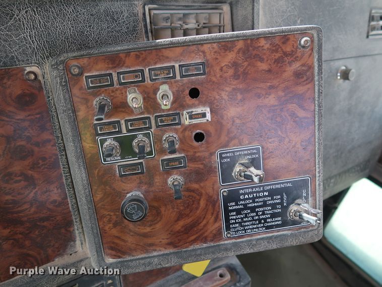 image for item DG7034 2000 Kenworth W900 truck cab and chassis