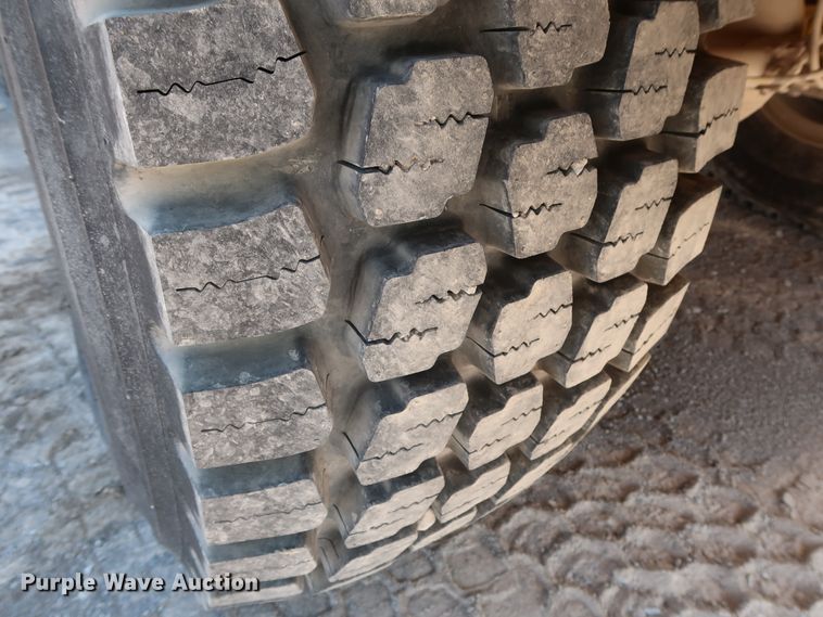 image for item DG7035 1999 Grove RT500D crane