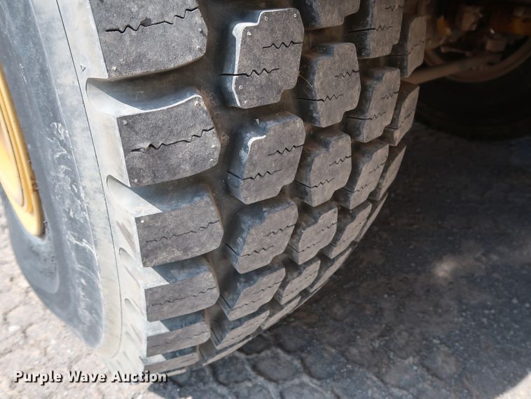 image for item DG7035 1999 Grove RT500D crane