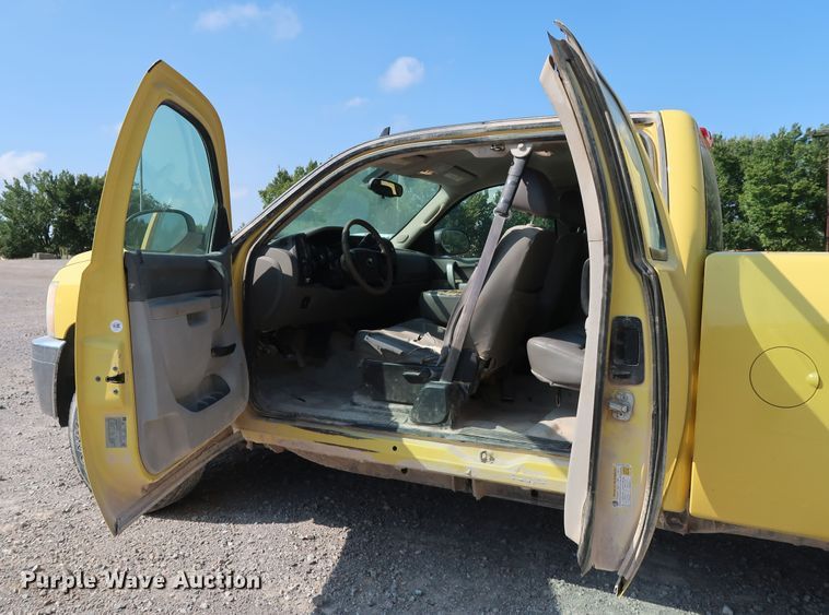 image for item DG7037 2011 Chevrolet Silverado 2500HD Ext. Cab pickup truck