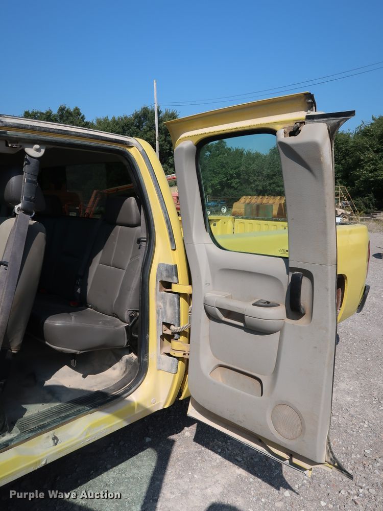 image for item DG7037 2011 Chevrolet Silverado 2500HD Ext. Cab pickup truck