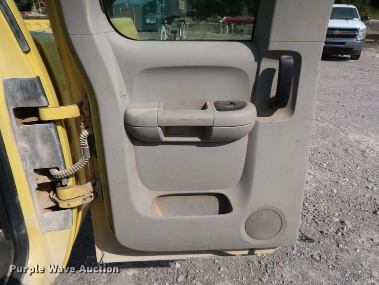 image for item DG7037 2011 Chevrolet Silverado 2500HD Ext. Cab pickup truck