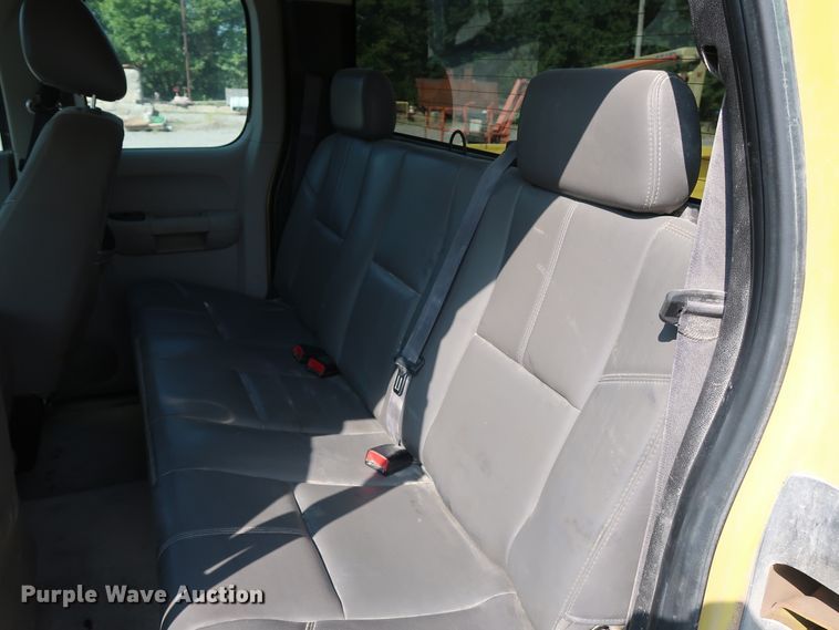 image for item DG7037 2011 Chevrolet Silverado 2500HD Ext. Cab pickup truck