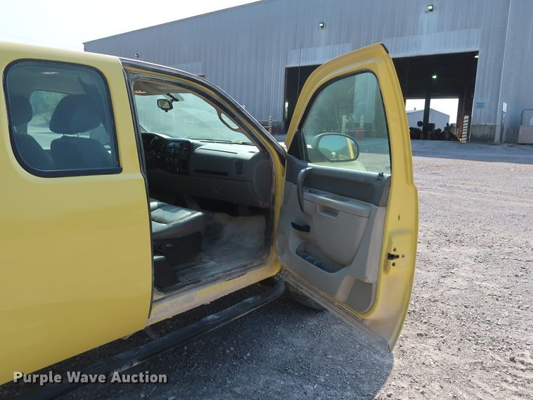 image for item DG7037 2011 Chevrolet Silverado 2500HD Ext. Cab pickup truck