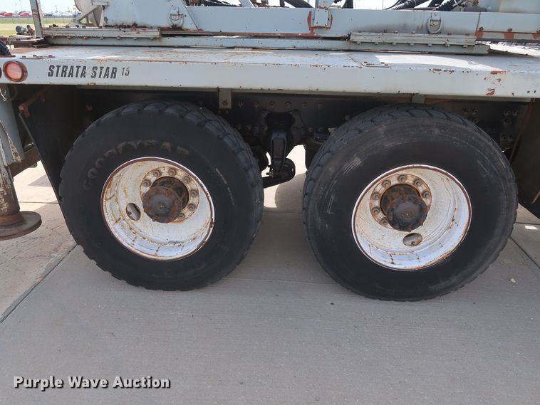 image for item DG7040 1996 Freightliner FL80 drilling rig truck