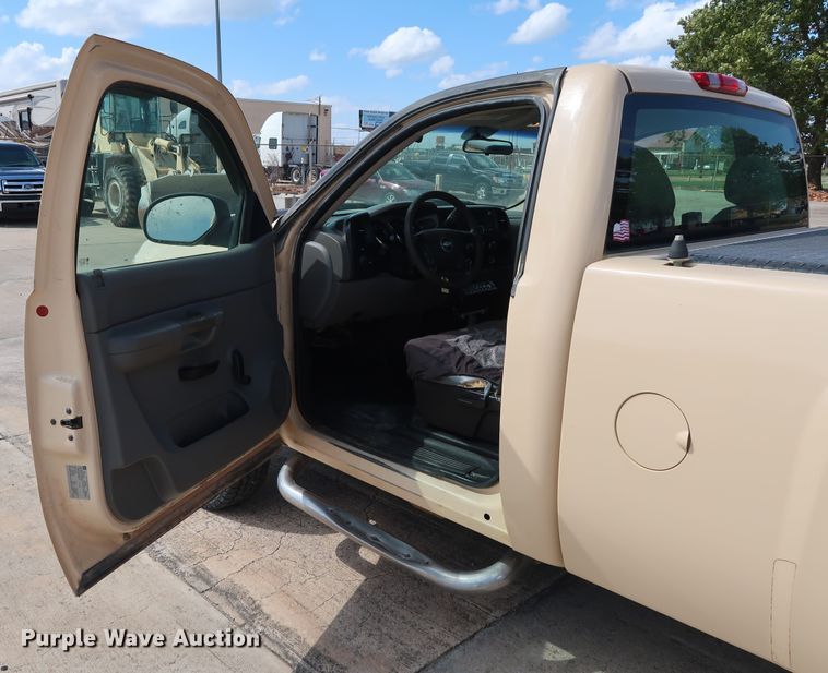 image for item GE9008 2007 Chevrolet Silverado 2500 pickup truck