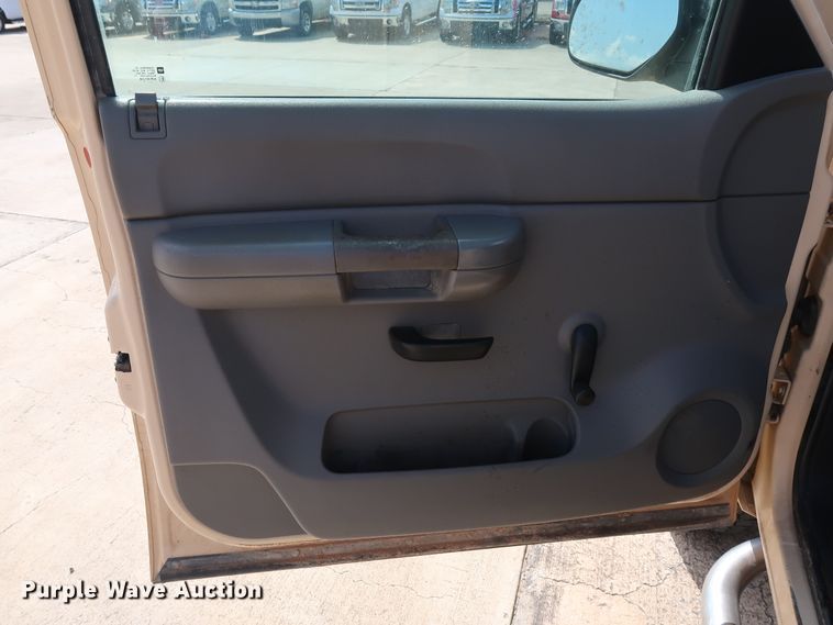 image for item GE9008 2007 Chevrolet Silverado 2500 pickup truck