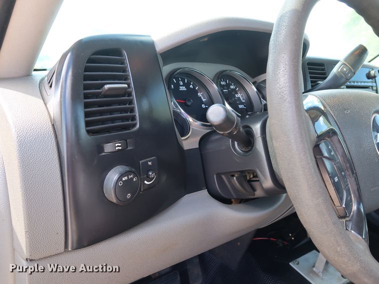 image for item GE9008 2007 Chevrolet Silverado 2500 pickup truck