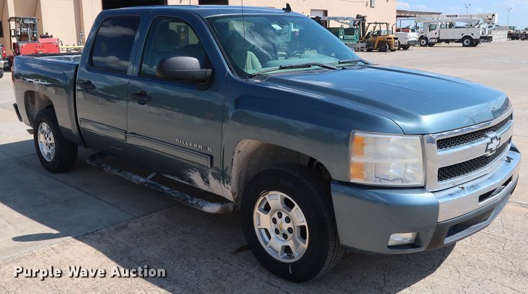 image for item GE9009 2011 Chevrolet Silverado 1500 Crew Cab pickup truck