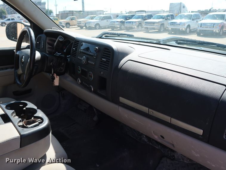 image for item GE9009 2011 Chevrolet Silverado 1500 Crew Cab pickup truck