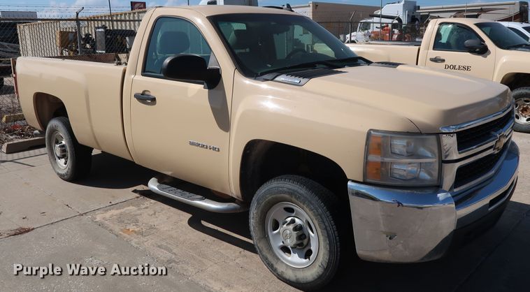 image for item GE9010 2010 Chevrolet Silverado 2500HD pickup truck