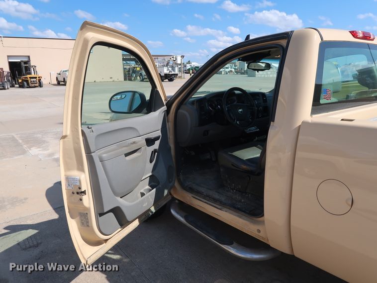 image for item GE9010 2010 Chevrolet Silverado 2500HD pickup truck