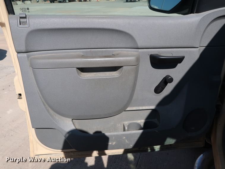 image for item GE9010 2010 Chevrolet Silverado 2500HD pickup truck