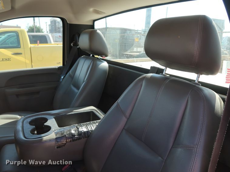 image for item GE9010 2010 Chevrolet Silverado 2500HD pickup truck