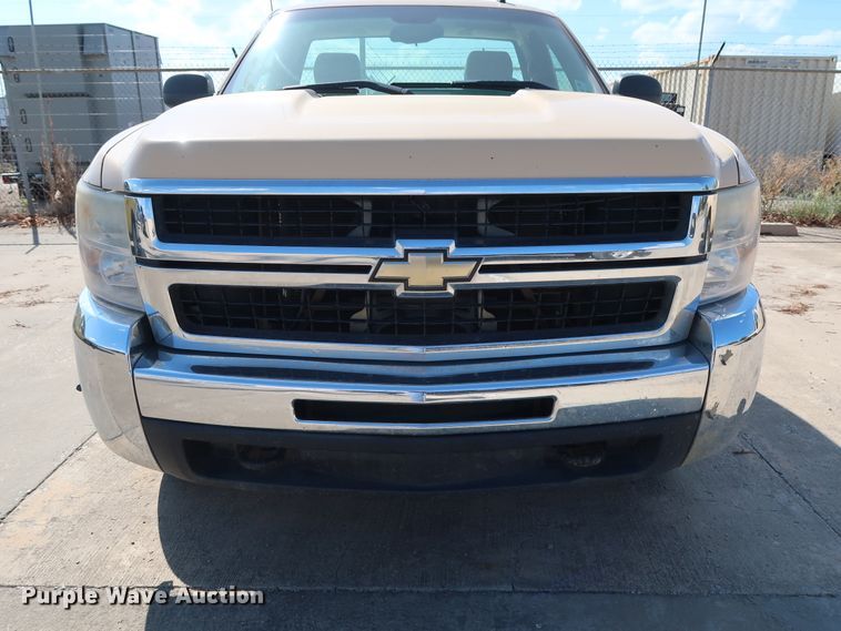 image for item GE9010 2010 Chevrolet Silverado 2500HD pickup truck