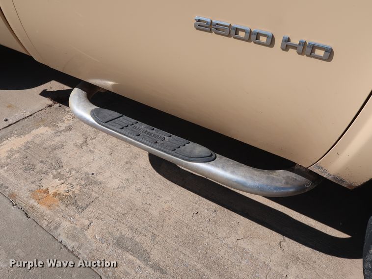 image for item GE9010 2010 Chevrolet Silverado 2500HD pickup truck