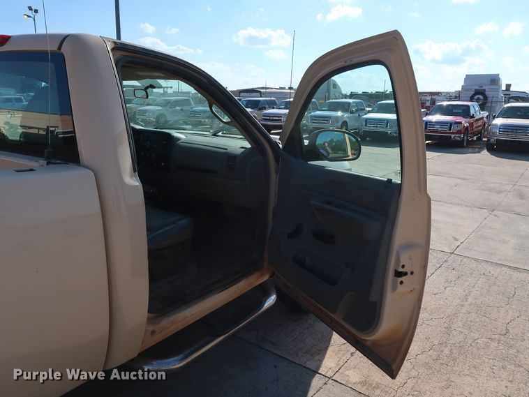 image for item GE9014 2008 Chevrolet Silverado 2500HD pickup truck