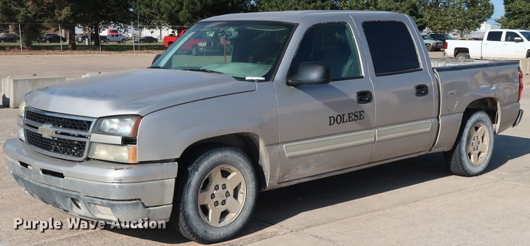 image for item GE9015 2006 Chevrolet Silverado 1500 Crew Cab pickup truck