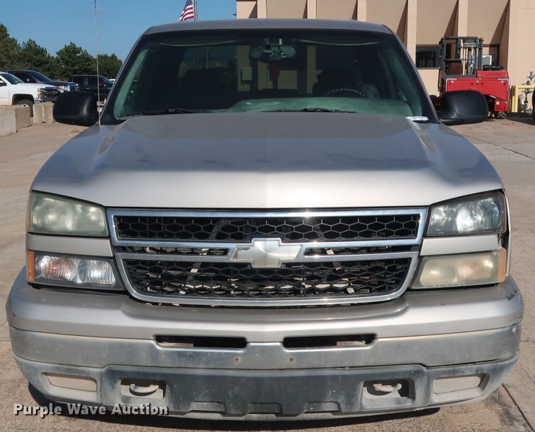 image for item GE9015 2006 Chevrolet Silverado 1500 Crew Cab pickup truck