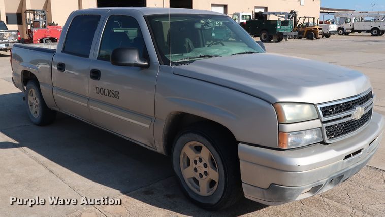 image for item GE9015 2006 Chevrolet Silverado 1500 Crew Cab pickup truck