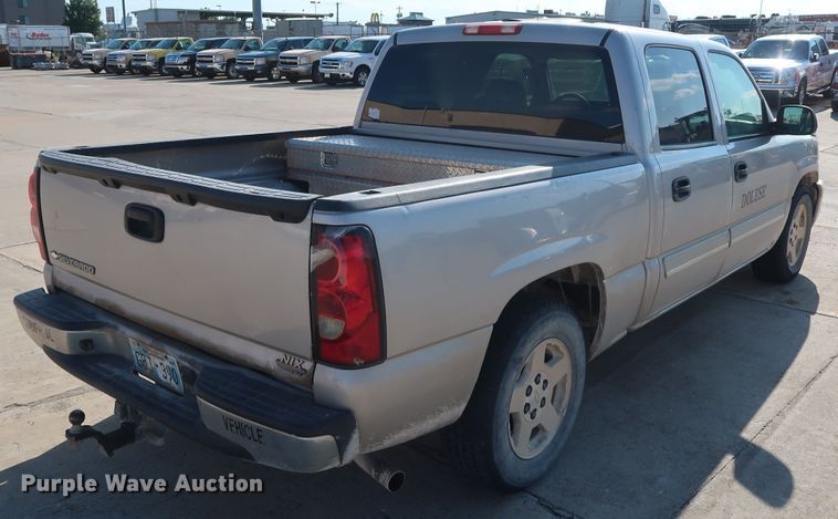 image for item GE9015 2006 Chevrolet Silverado 1500 Crew Cab pickup truck