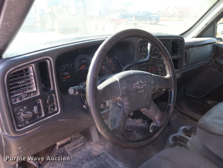 image for item GE9015 2006 Chevrolet Silverado 1500 Crew Cab pickup truck