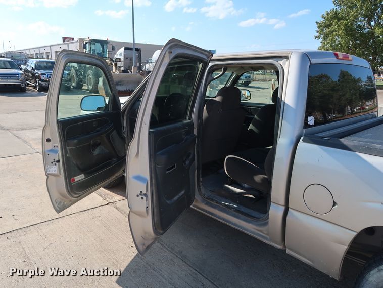 image for item GE9015 2006 Chevrolet Silverado 1500 Crew Cab pickup truck