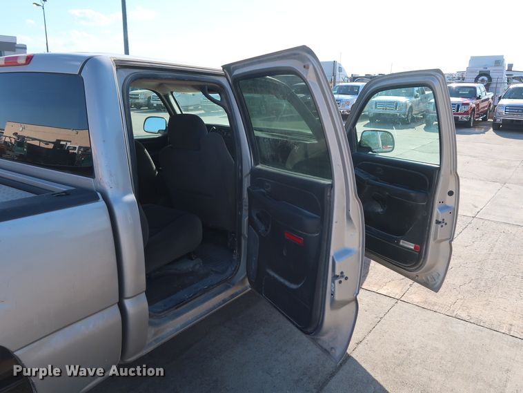 image for item GE9015 2006 Chevrolet Silverado 1500 Crew Cab pickup truck