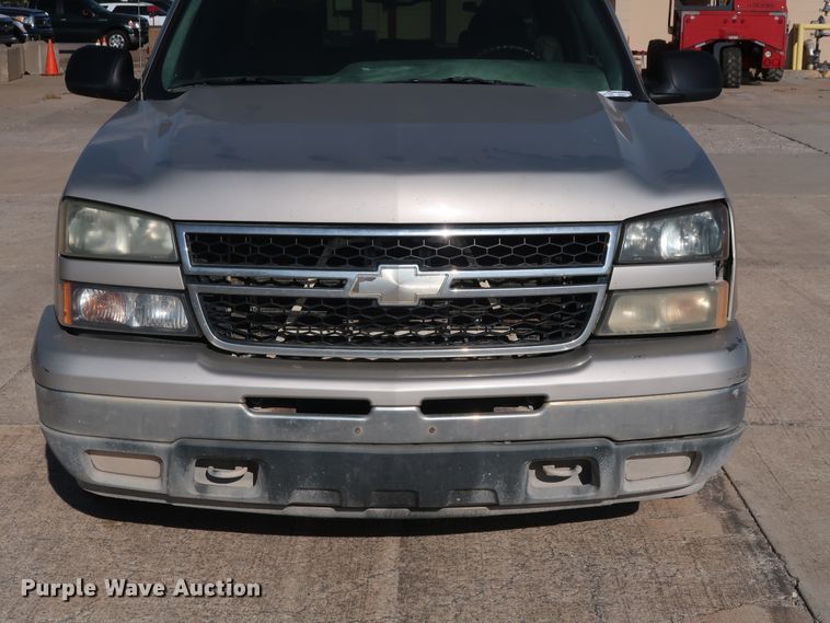 image for item GE9015 2006 Chevrolet Silverado 1500 Crew Cab pickup truck