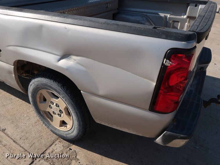 image for item GE9015 2006 Chevrolet Silverado 1500 Crew Cab pickup truck