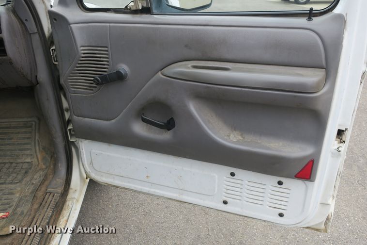 image for item DB10153 1995 Ford F150 XL pickup truck