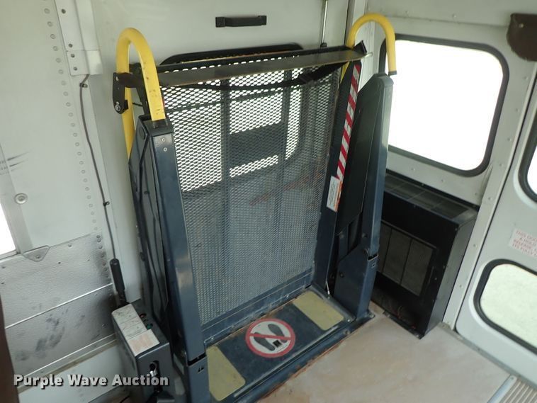 image for item DB7688 2003 Ford E450 school bus