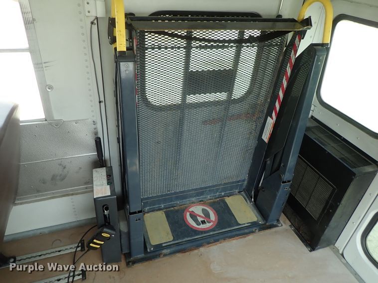 image for item DB7688 2003 Ford E450 school bus