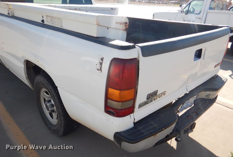 image for item DD4536 2002 GMC Sierra 1500 pickup truck