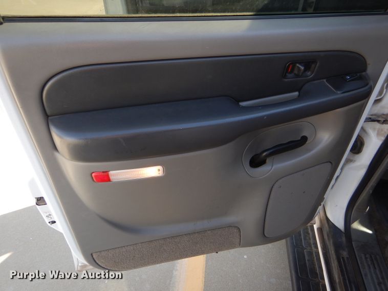 image for item DD4537 2003 Chevrolet Suburban 1500 SUV