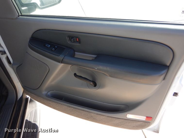 image for item DD4537 2003 Chevrolet Suburban 1500 SUV