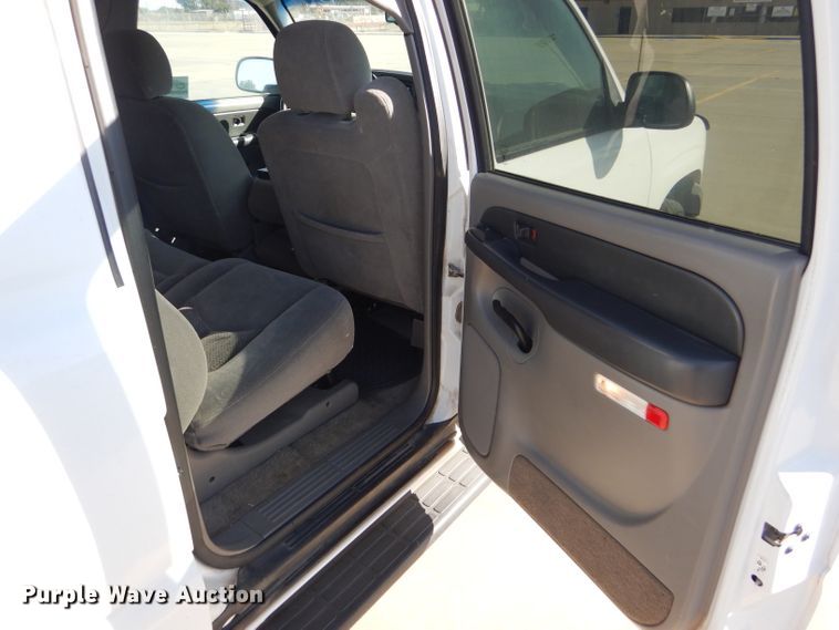 image for item DD4537 2003 Chevrolet Suburban 1500 SUV