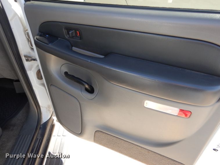 image for item DD4537 2003 Chevrolet Suburban 1500 SUV