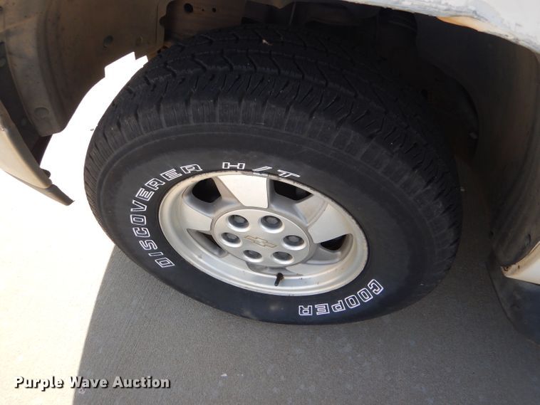 image for item DD4537 2003 Chevrolet Suburban 1500 SUV