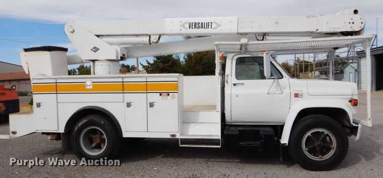 image for item DD4542 1987 GMC 7000 bucket truck