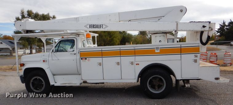 image for item DD4542 1987 GMC 7000 bucket truck