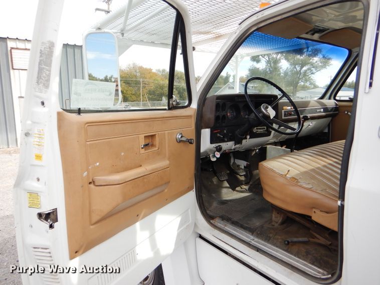 image for item DD4542 1987 GMC 7000 bucket truck