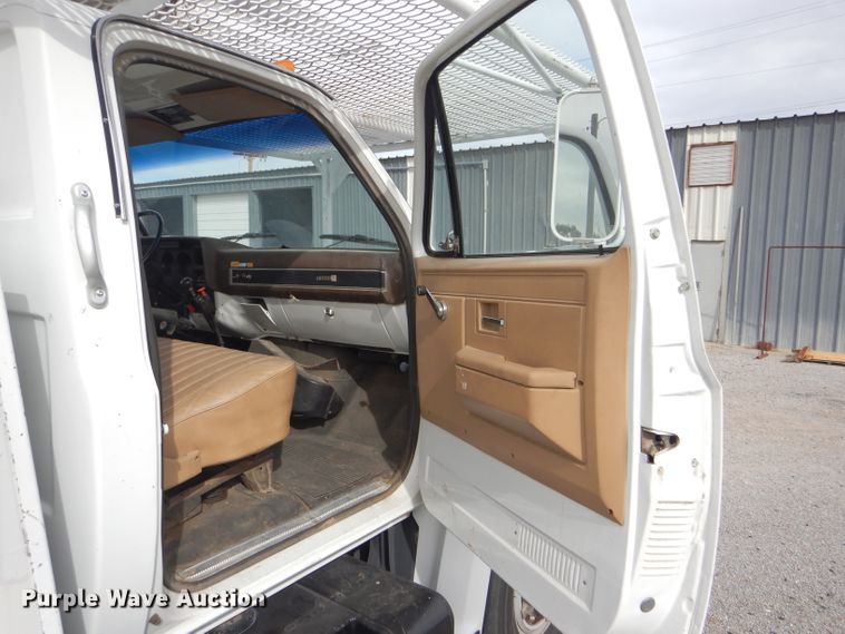 image for item DD4542 1987 GMC 7000 bucket truck